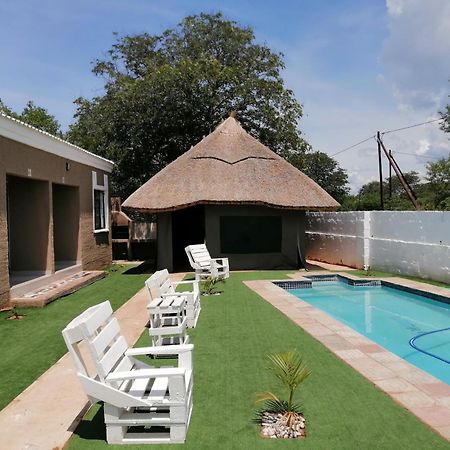 Looks Cottages Self Catering Apartments Kasane Eksteriør billede