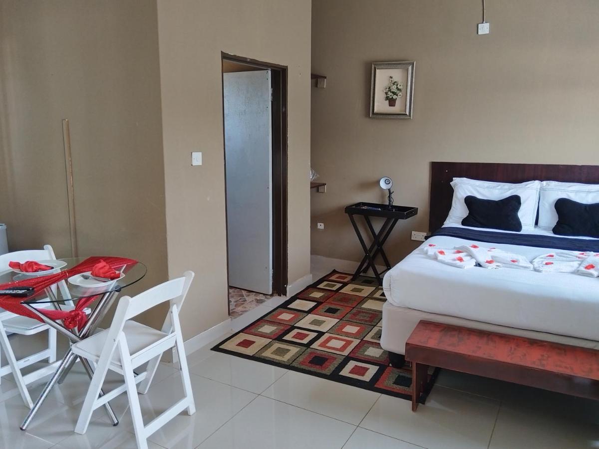 Looks Cottages Self Catering Apartments Kasane Eksteriør billede